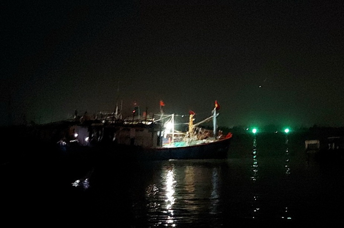 quang tri hai tau ca bi chim, 3 ngu dan roi xuong bien duoc cuu song hinh anh 2