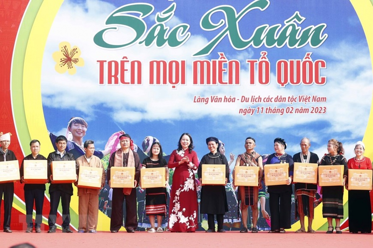 quyen chu tich nuoc du ngay hoi sac xuan tren moi mien to quoc hinh anh 3