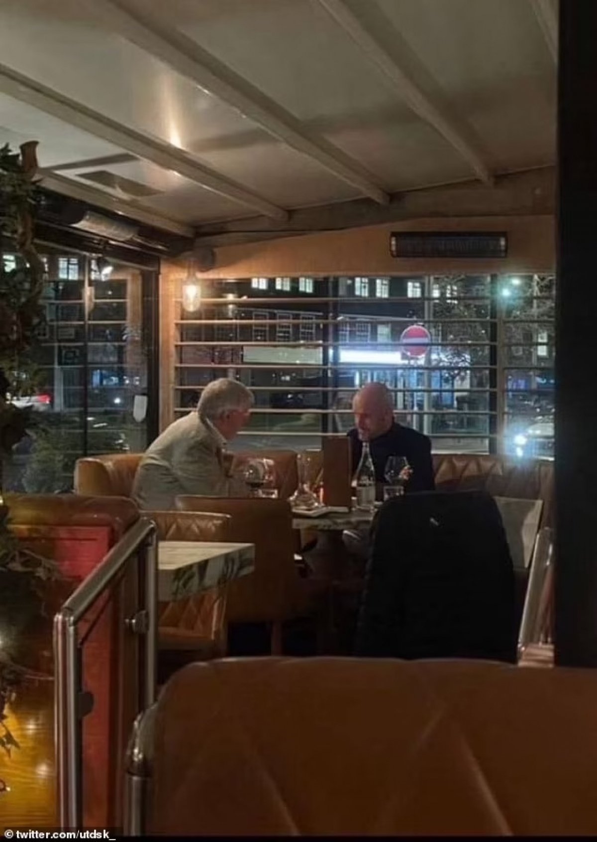 hlv ten hag nho sir alex tu van truoc nhung tran cau then chot cua mu hinh anh 2