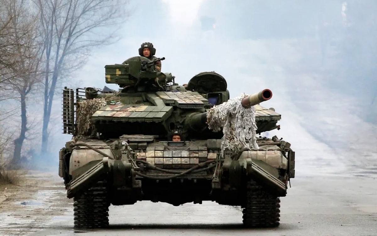 Xe tăng Ukraine tiến ra mặt trận. Ảnh: AFP.