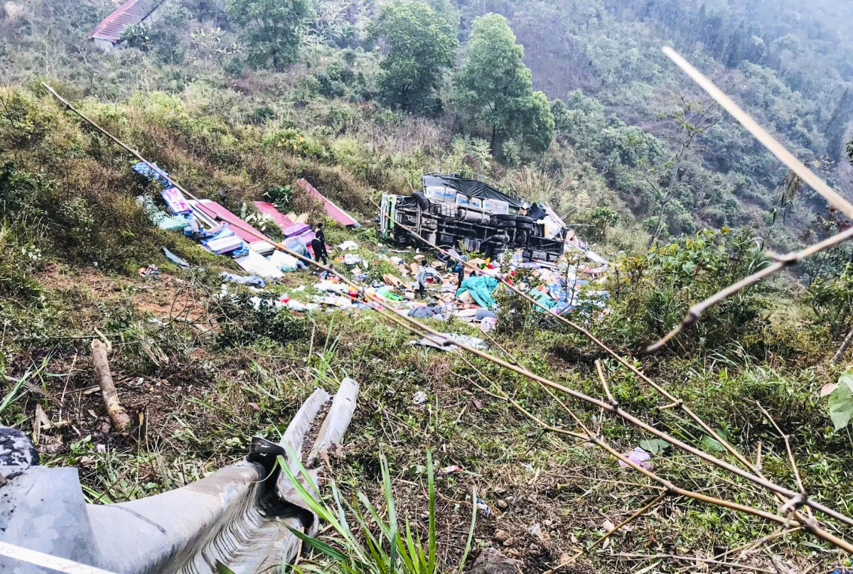 xe tải lao xuống vực sâu ở hà giang, 4 người bị thương hình ảnh 1 xe tai lao xuong vuc sau o ha giang, 4 nguoi bi thuong hinh anh 1