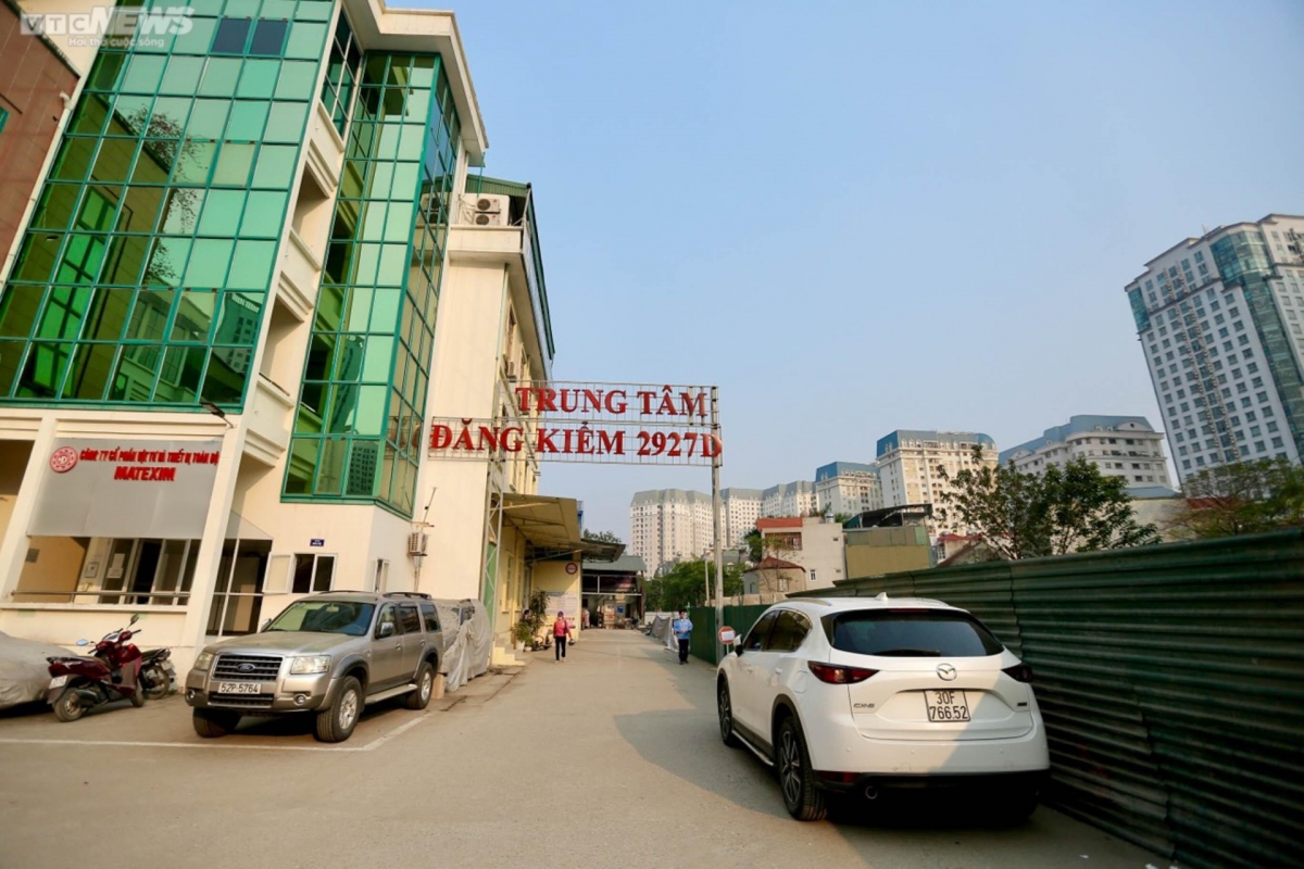 nhan su thieu tram trong, canh xep hang cho dang kiem tai dien o ha noi hinh anh 9