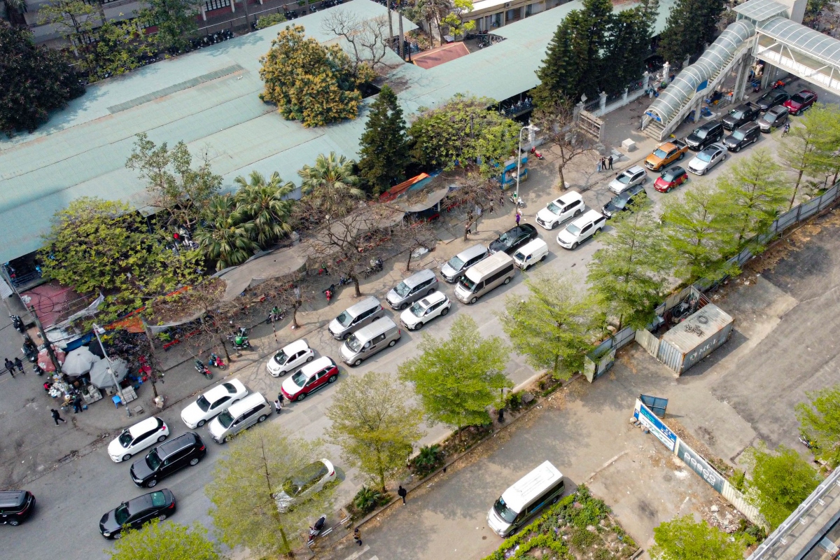 nhan su thieu tram trong, canh xep hang cho dang kiem tai dien o ha noi hinh anh 1