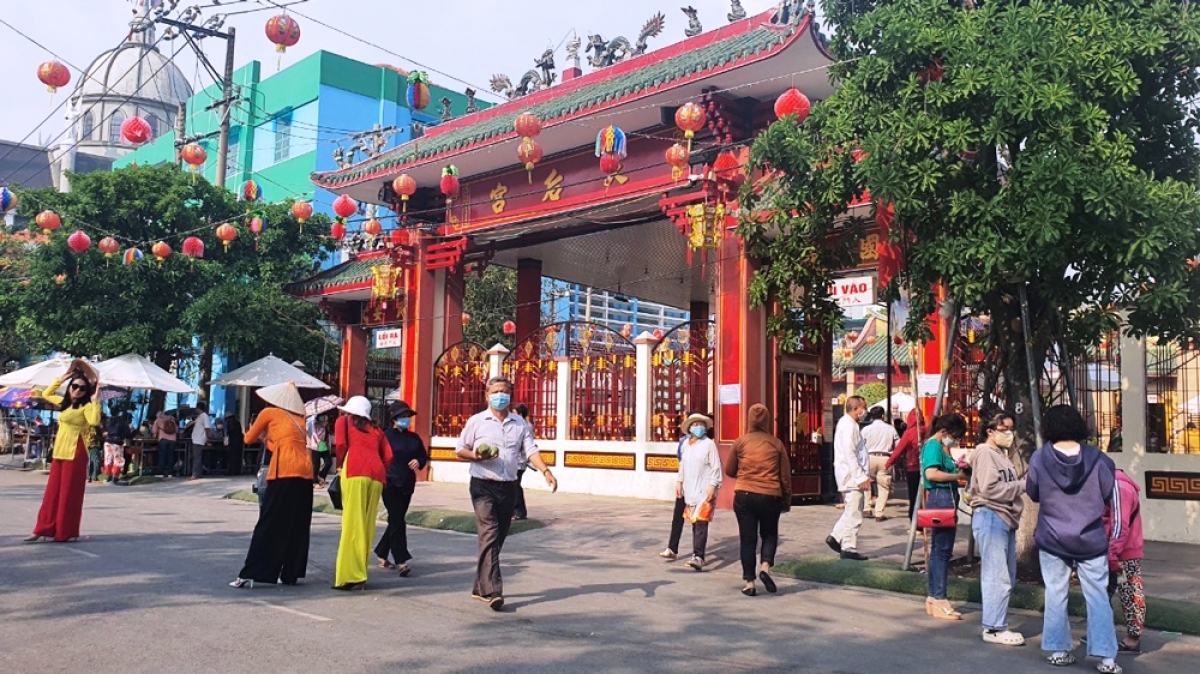 lượng khách viếng chùa bà bình dương đông trở lại sau 2 năm dịch covid-19 hình ảnh 1 luong khach vieng chua ba binh duong dong tro lai sau 2 nam dich covid-19 hinh anh 1