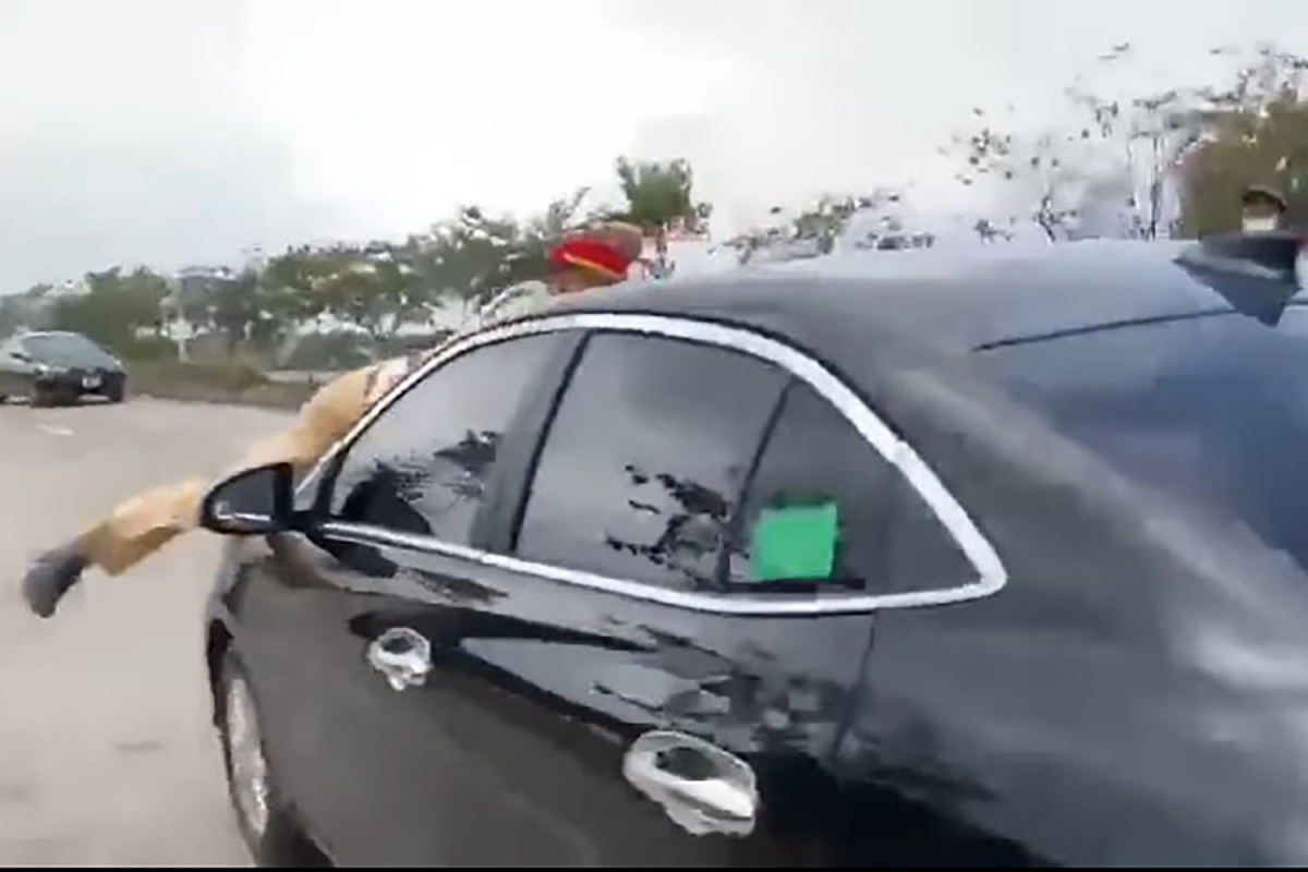 khoi to tai xe 65 tuoi tron do nong do con, bo chay hon 2km hinh anh 3
