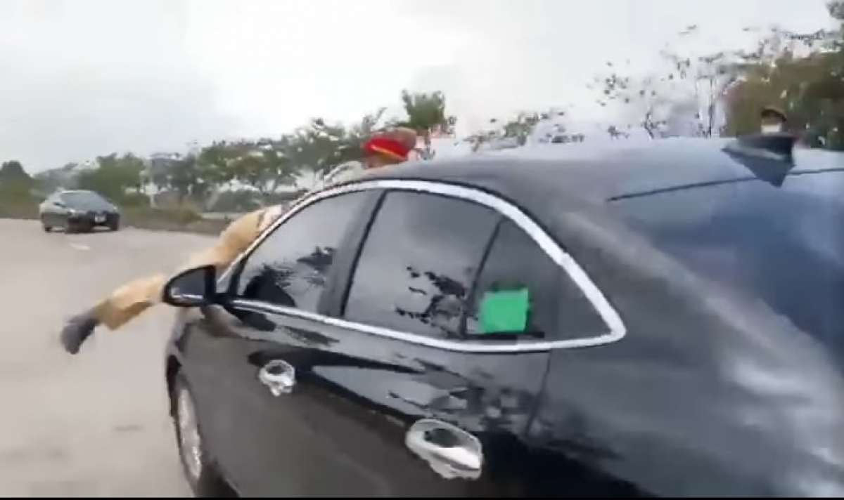 trốn kiểm tra nồng độ cồn, tài xế lao đi khi csgt đang nằm trên nắp capo hình ảnh 1 tron kiem tra nong do con, tai xe lao di khi csgt dang nam tren nap capo hinh anh 1