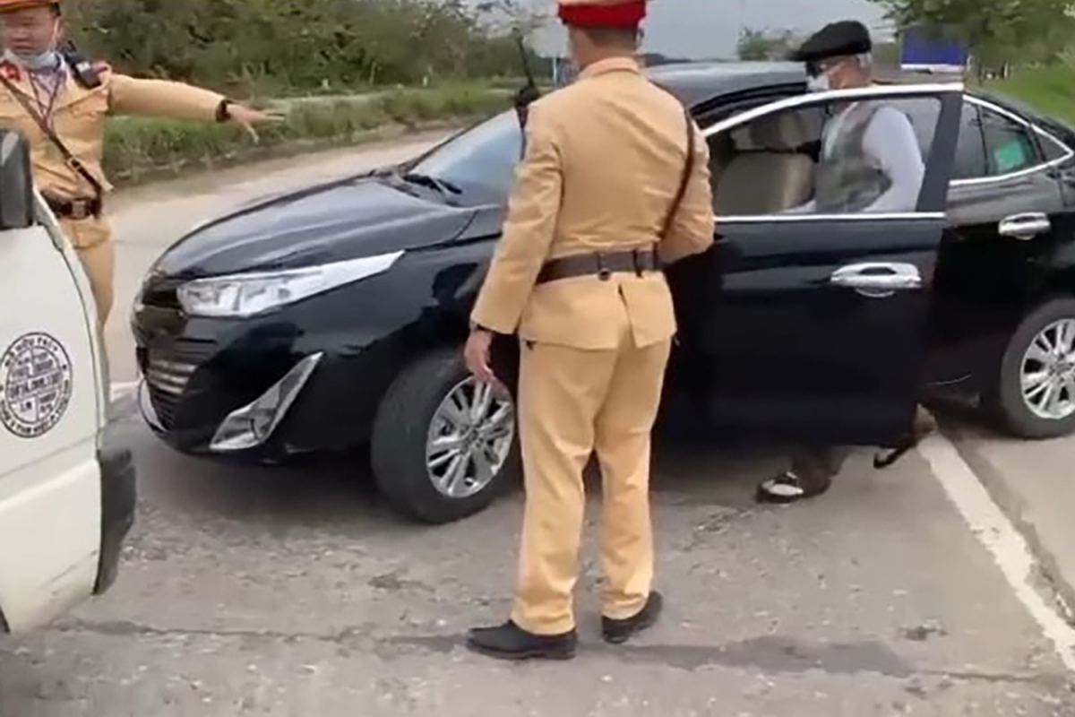 khoi to tai xe 65 tuoi tron do nong do con, bo chay hon 2km hinh anh 2