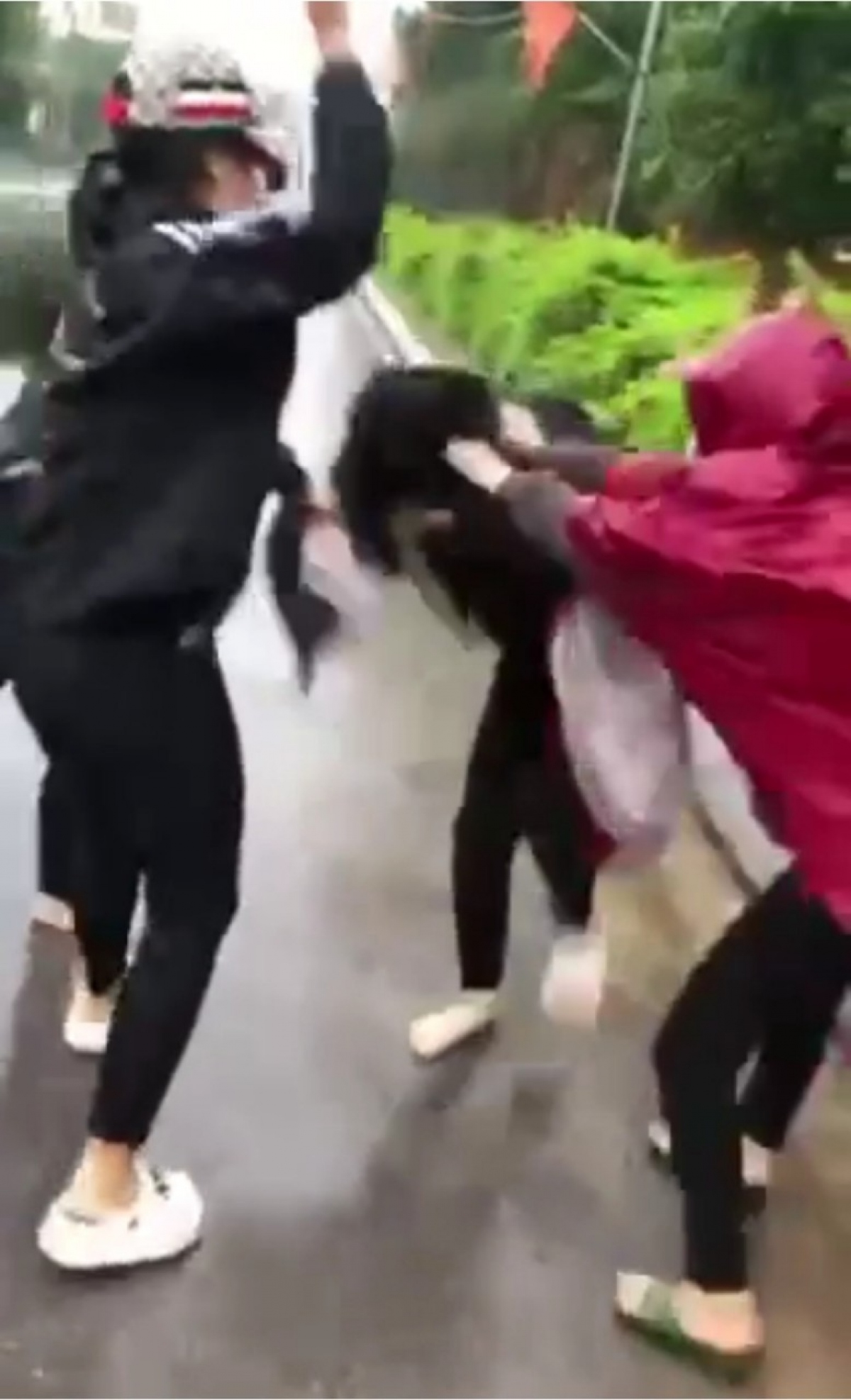 khoi to nhom hoc sinh danh hoi dong, cuop tai san nguoi giao hang o thanh hoa hinh anh 2