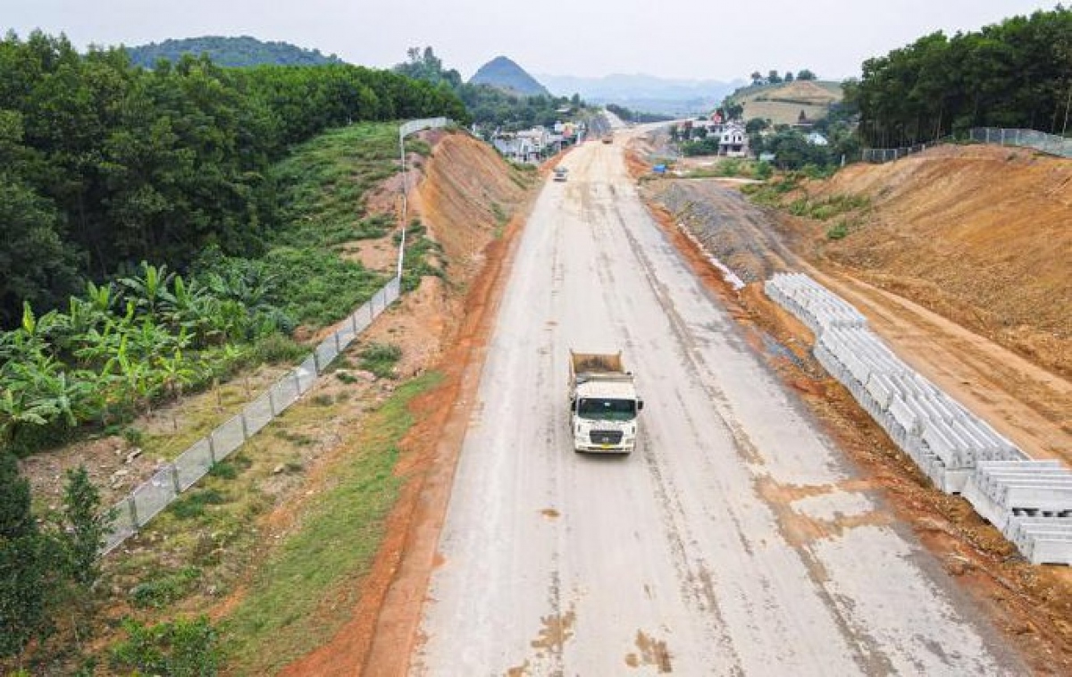 su dung cat bien lam duong cao toc, lieu co kha thi hinh anh 1