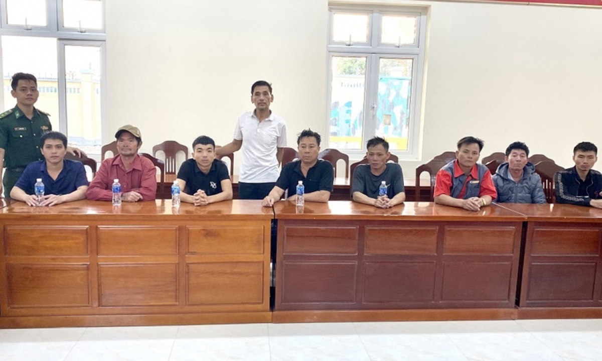 tiep nhan 11 thuyen vien tau xuyen A 126 bi nan tren bien binh thuan hinh anh 1