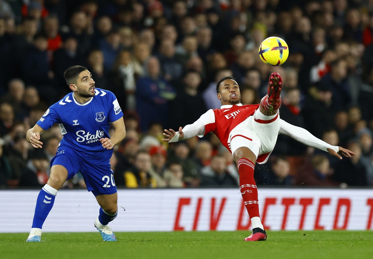 Dai thang everton, arsenal cung co ngoi dau ngoai hang anh hinh anh 2