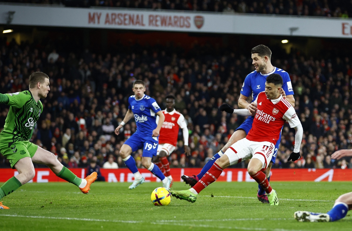 Dai thang everton, arsenal cung co ngoi dau ngoai hang anh hinh anh 9