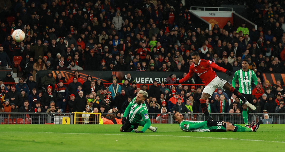thang tung bung 4-1 truoc real betis, mu dat mot chan vao tu ket europa league hinh anh 6