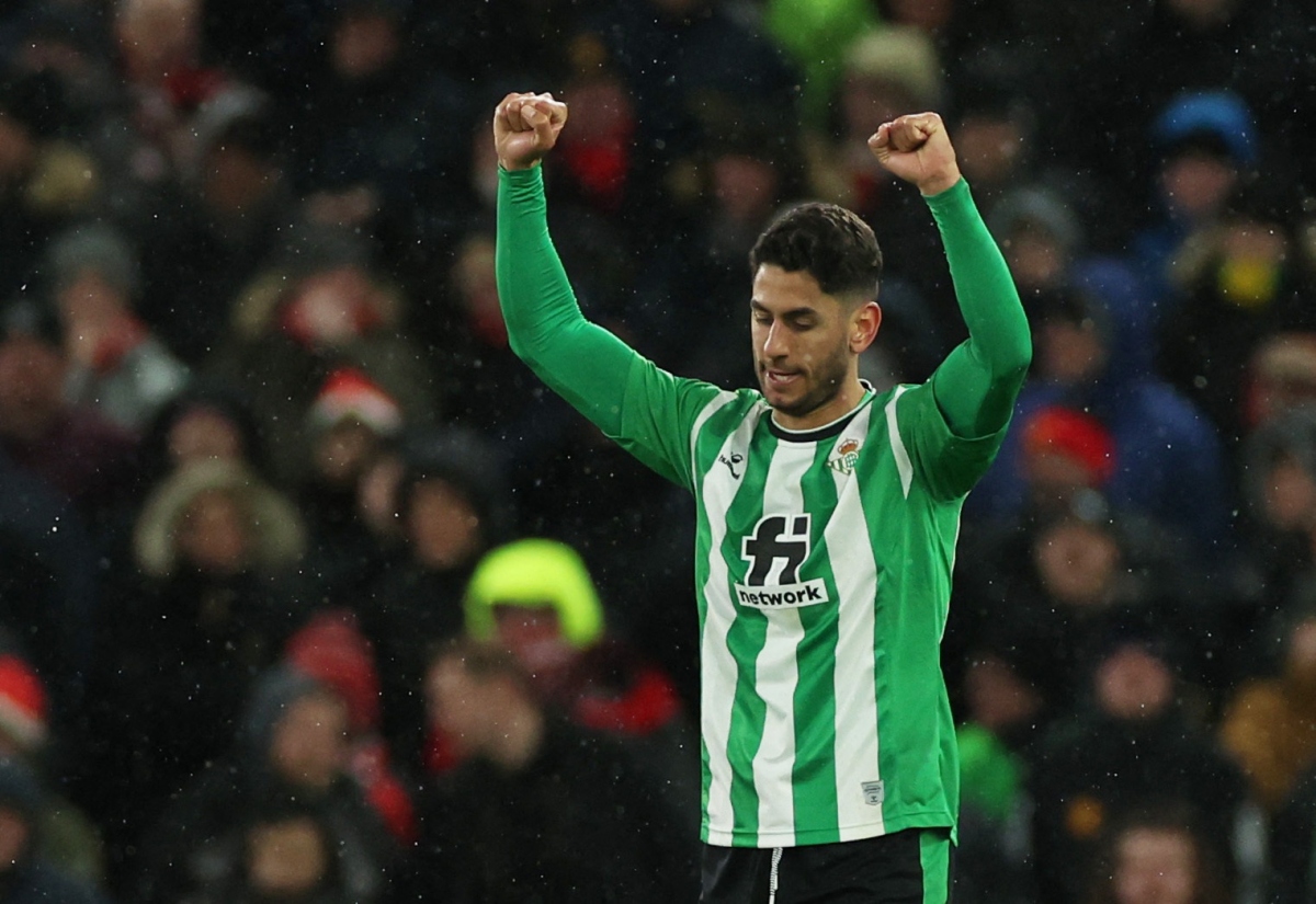 thang tung bung 4-1 truoc real betis, mu dat mot chan vao tu ket europa league hinh anh 12