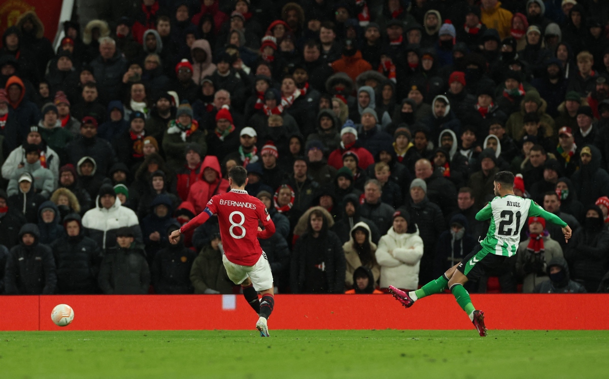 thang tung bung 4-1 truoc real betis, mu dat mot chan vao tu ket europa league hinh anh 10