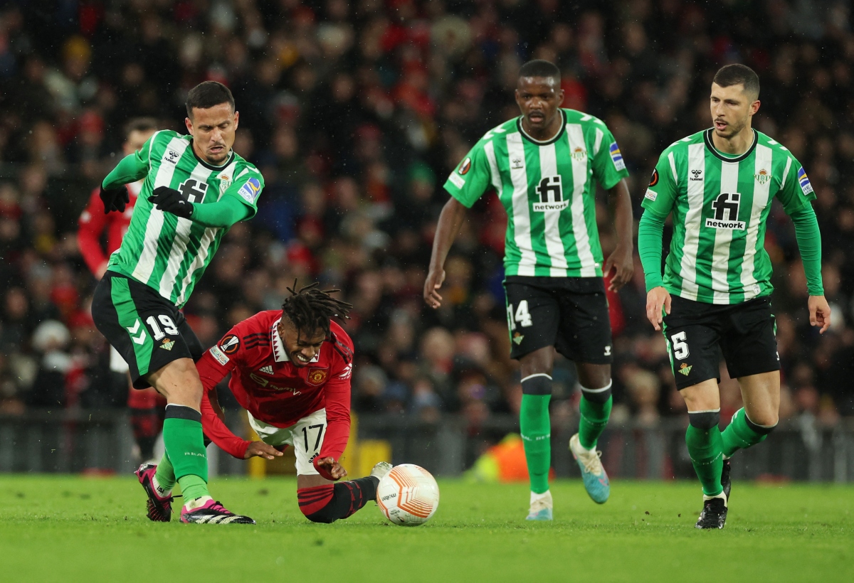 thang tung bung 4-1 truoc real betis, mu dat mot chan vao tu ket europa league hinh anh 11