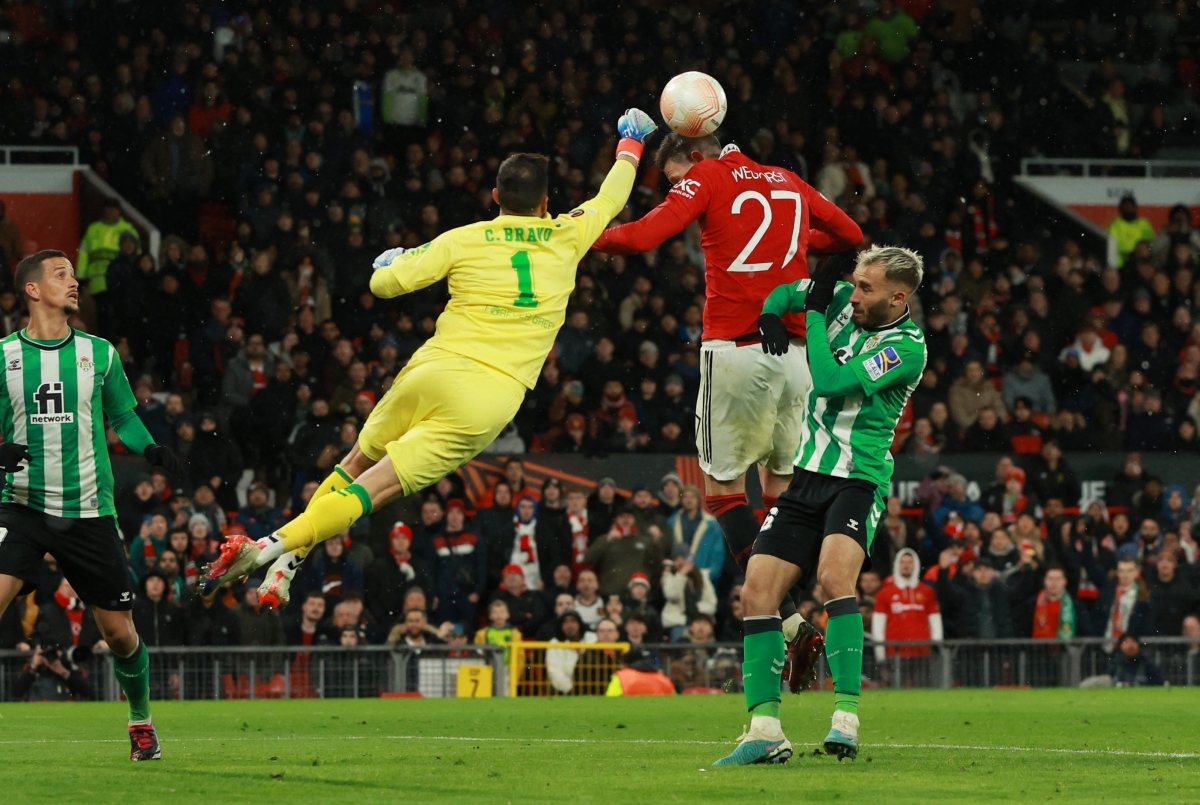 thang tung bung 4-1 truoc real betis, mu dat mot chan vao tu ket europa league hinh anh 16
