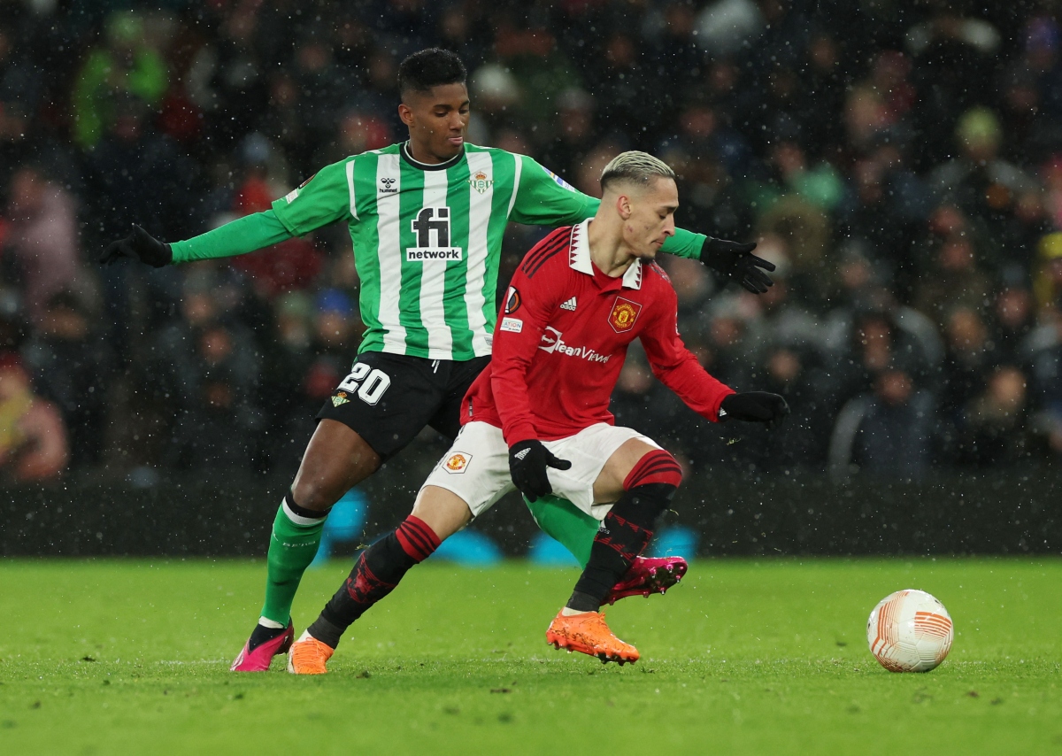 thang tung bung 4-1 truoc real betis, mu dat mot chan vao tu ket europa league hinh anh 17