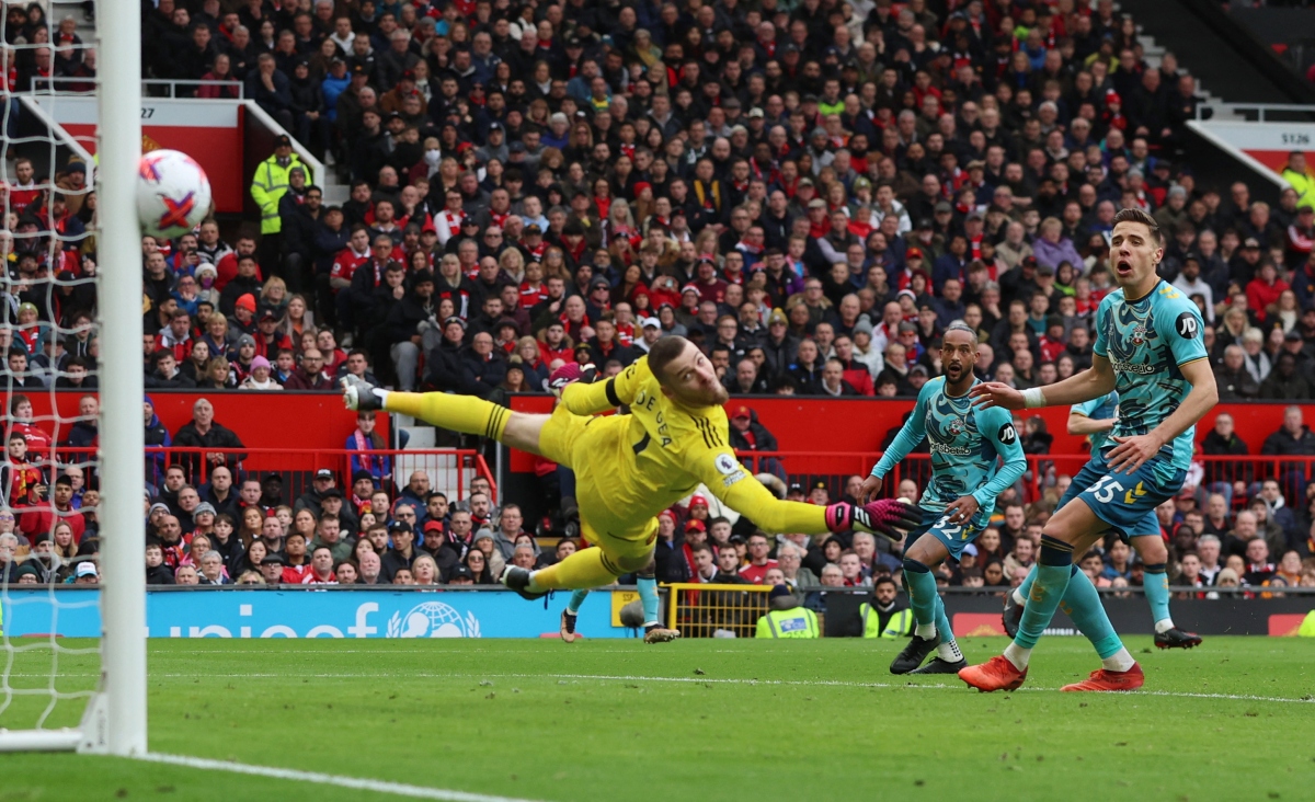 casemiro nhan the do, mu chat vat chia diem truoc southampton tren san nha hinh anh 12