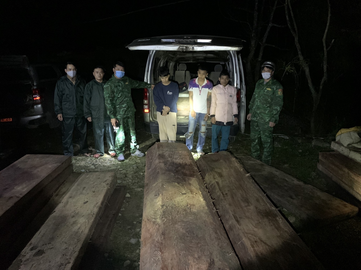 bắt giữ xe ô tô chở 28 phách gỗ trái phép tại thừa thiên huế hình ảnh 1 bat giu xe o to cho 28 phach go trai phep tai thua thien hue hinh anh 1