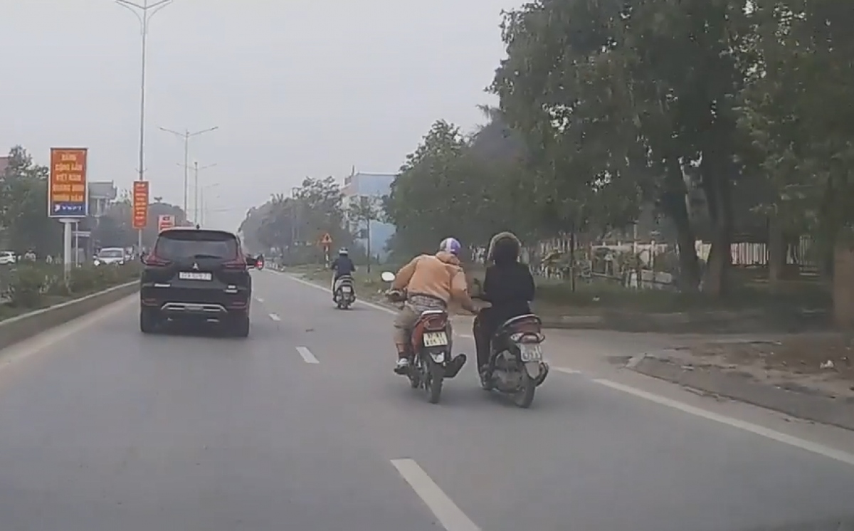 clip ghi lại cảnh cô gái đi xe vision bị cướp điện thoại iphone xs max trên quốc lộ hình ảnh 1 clip ghi lai canh co gai di xe vision bi cuop dien thoai iphone xs max tren quoc lo hinh anh 1