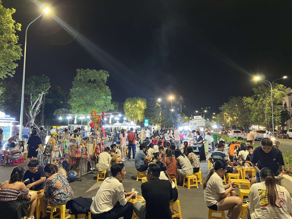  Doi gio 8 3, ghe ngay pho dem am thuc grand park hinh anh 6