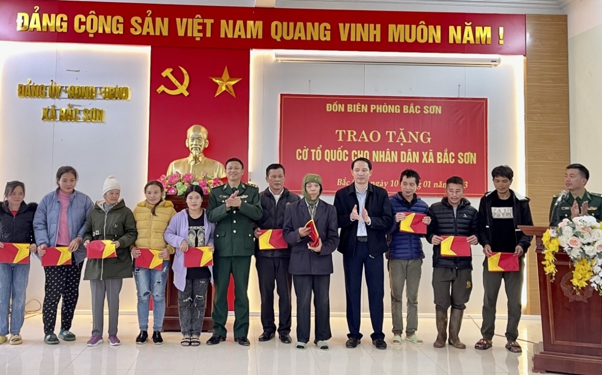 bộ đội biên phòng quảng ninh tặng 30.000 cờ tổ quốc và ảnh bác hồ hình ảnh 1 bo doi bien phong quang ninh tang 30.000 co to quoc va anh bac ho hinh anh 1