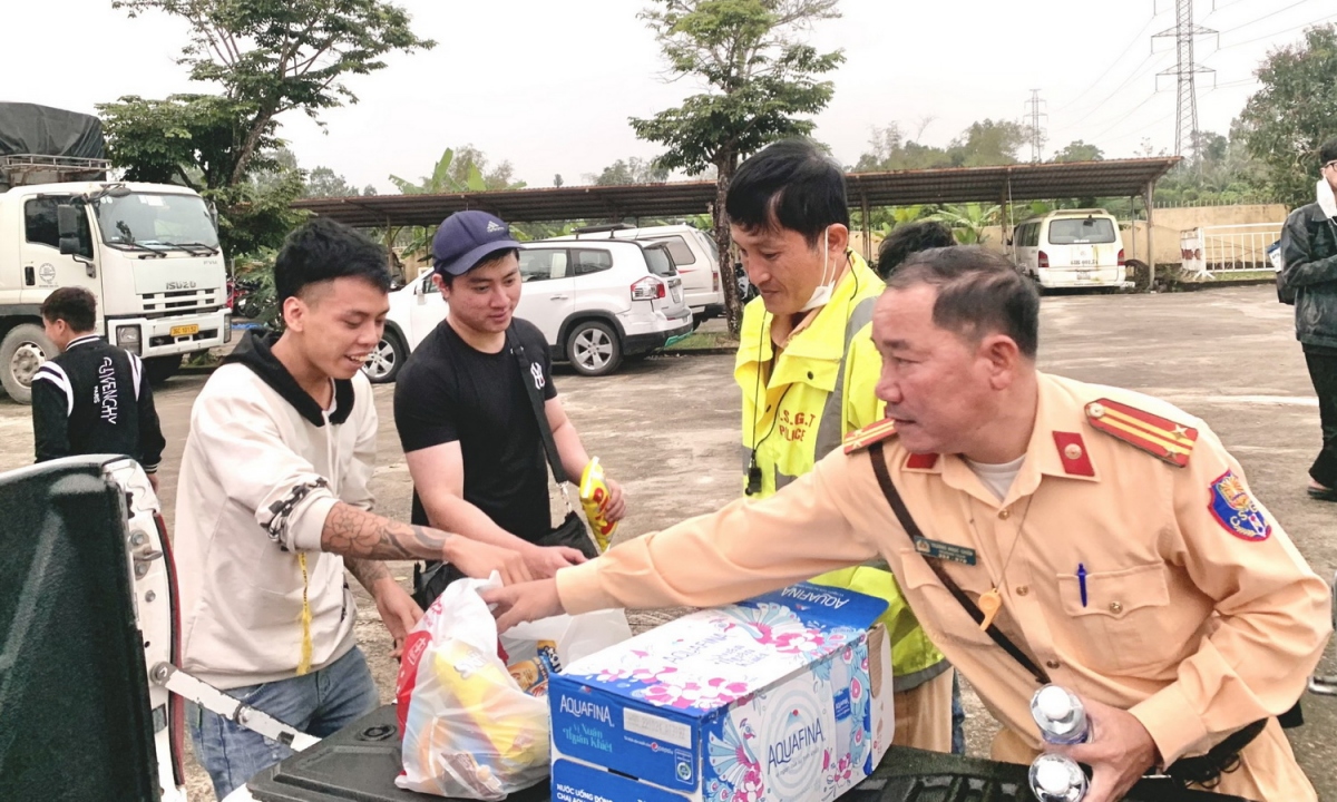 làm rõ hành vi xe khách nghi sử dụng giấy tờ, tem kiểm định giả hình ảnh 1 lam ro hanh vi xe khach nghi su dung giay to, tem kiem dinh gia hinh anh 1