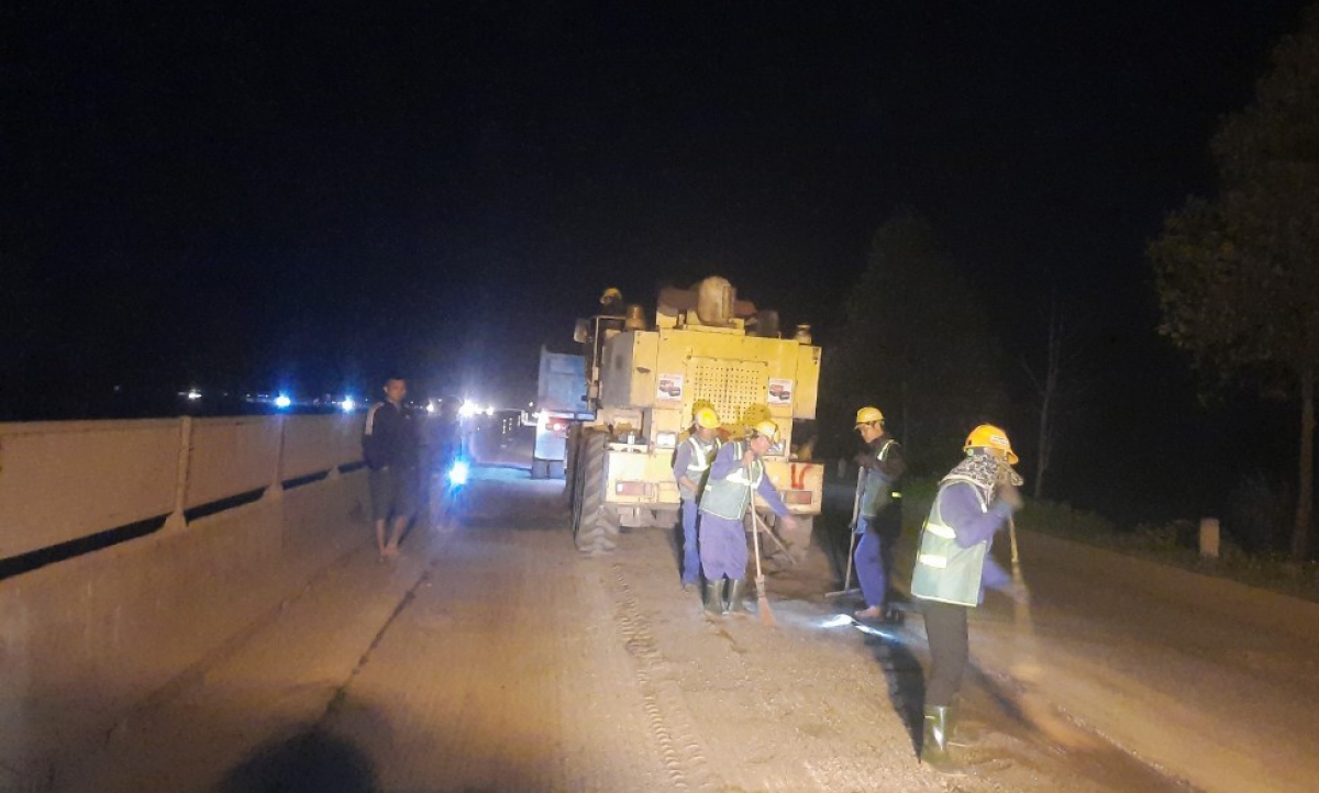 thi cong 3 ca lien tuc nang cap mat duong duong ql1 doan nghe an - ha tinh hinh anh 3