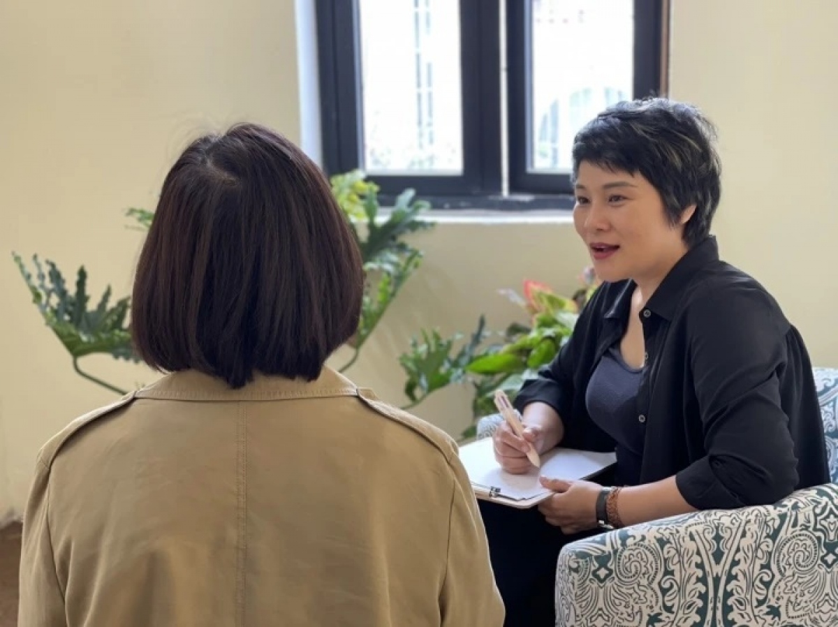 Ám ảnh thời thơ ấu, cô gái 24 tuổi nhiều lần tự rạch tay hình ảnh 1 Am anh thoi tho au, co gai 24 tuoi nhieu lan tu rach tay hinh anh 1