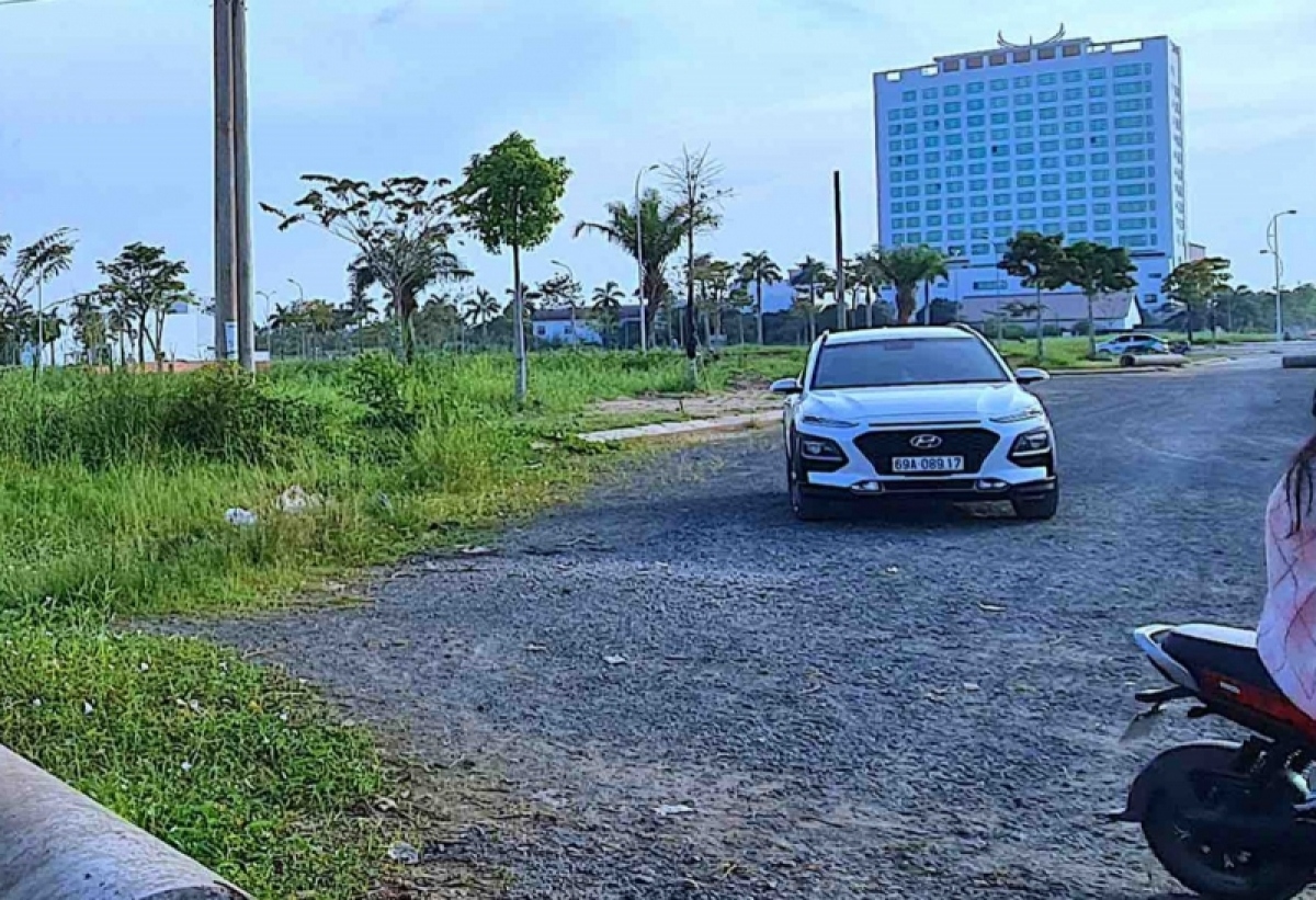nhom hoc sinh o ca mau dung canh danh nhau de quay clip hinh anh 2
