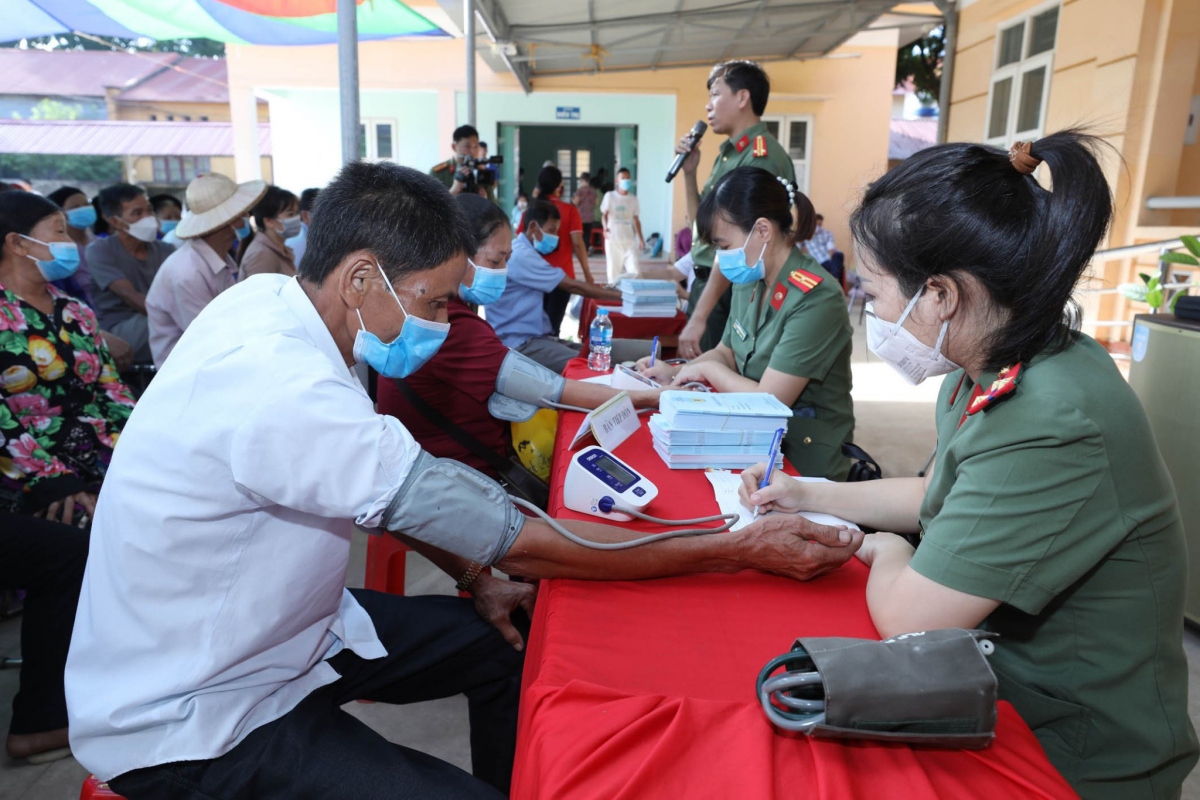 phu nu cong an lang son gan gui, than thien voi dan hinh anh 4