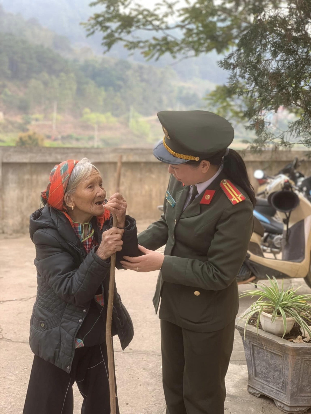 phu nu cong an lang son gan gui, than thien voi dan hinh anh 2