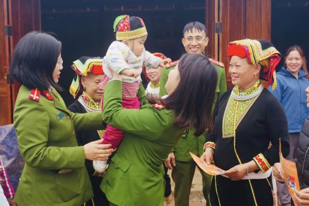 phu nu cong an lang son gan gui, than thien voi dan hinh anh 3