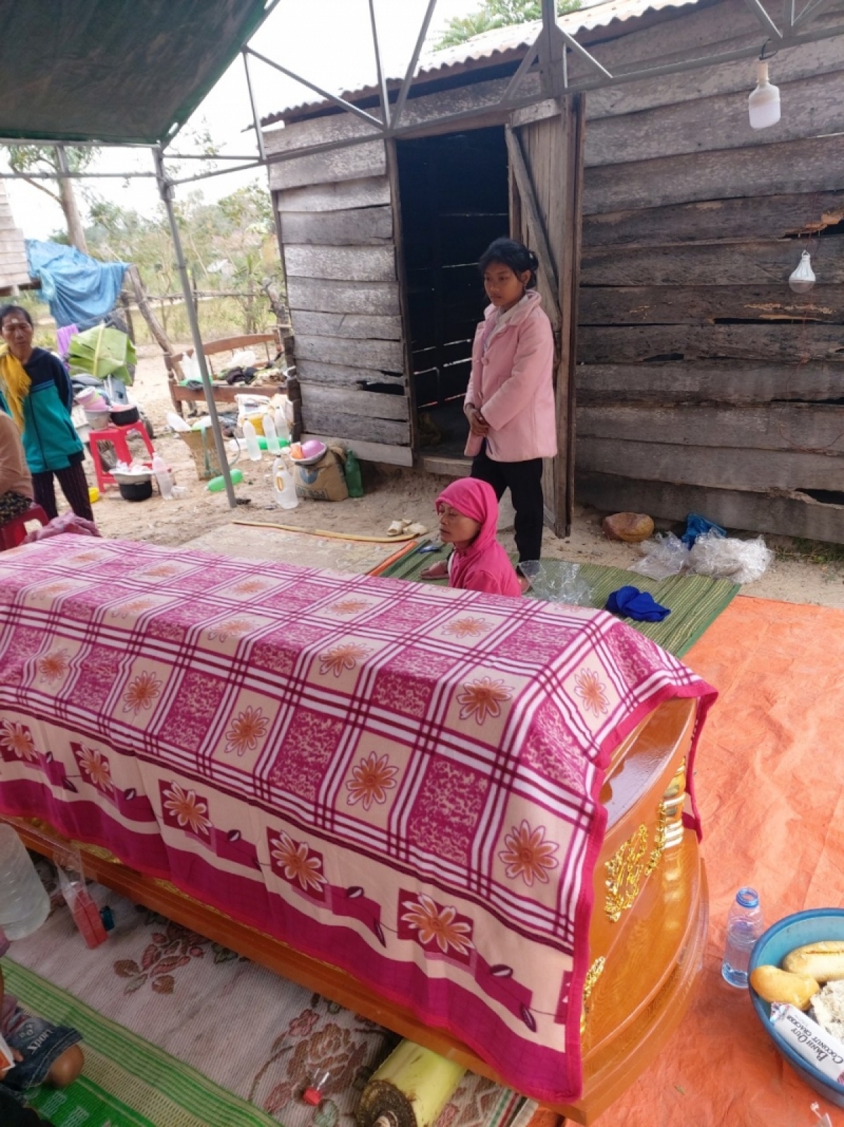 Đi gùi nước, ba em nhỏ chết đuối thương tâm hình ảnh 1 Di gui nuoc, ba em nho chet duoi thuong tam hinh anh 1