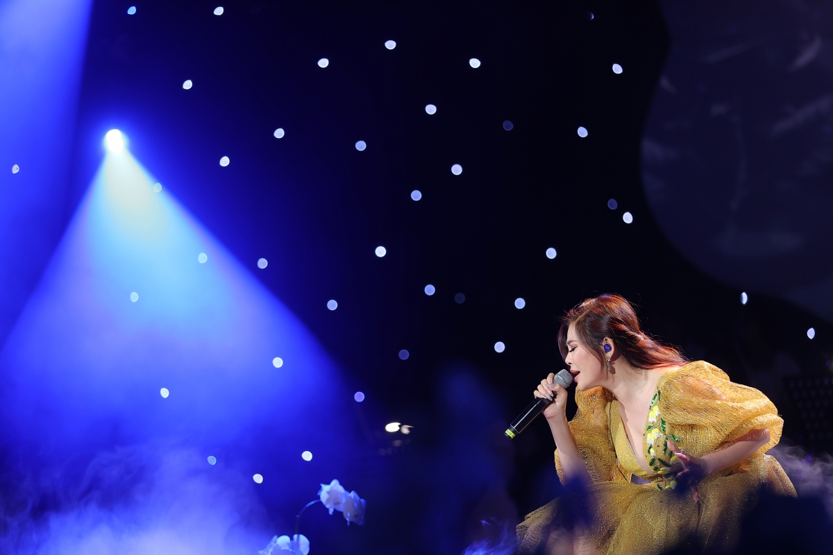 tùng dương thăng hoa khi song ca cùng 3 đàn chị hình ảnh 1 tung duong thang hoa khi song ca cung 3 dan chi hinh anh 1
