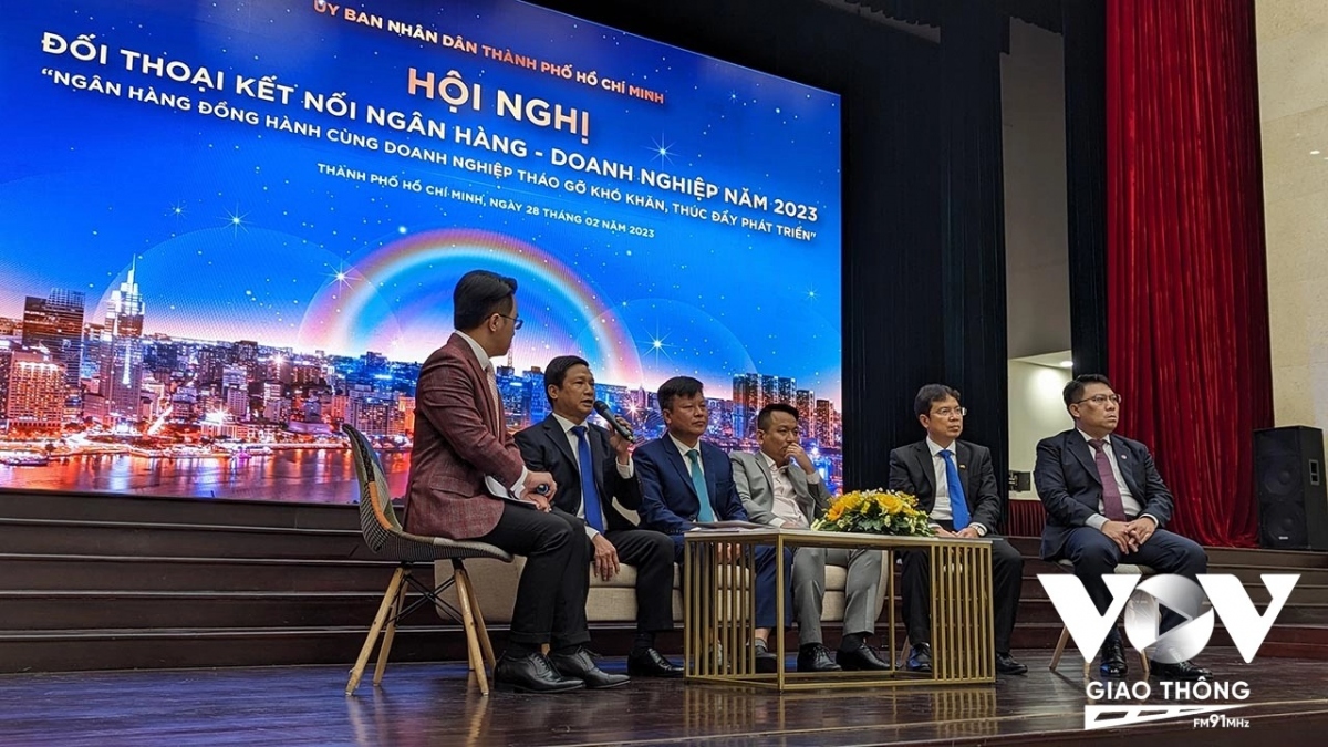 von cho doanh nghiep Dang ton tai su bat binh dang vo ly giua dn va ngan hang hinh anh 3
