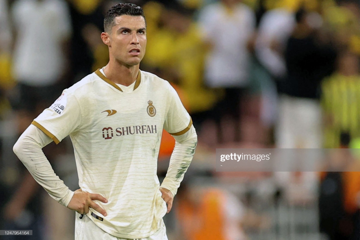 ronaldo ném băng đội trưởng, đá chai nước sau trận thua của al nassr hình ảnh 1 ronaldo nem bang doi truong, da chai nuoc sau tran thua cua al nassr hinh anh 1