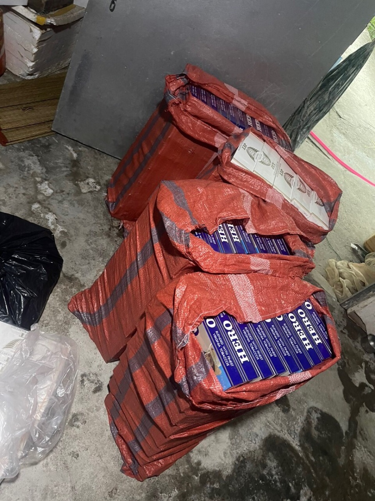 bac lieu bat qua tang doi tuong tang tru, mua ban gan 3.500 bao thuoc la nhap lau hinh anh 2
