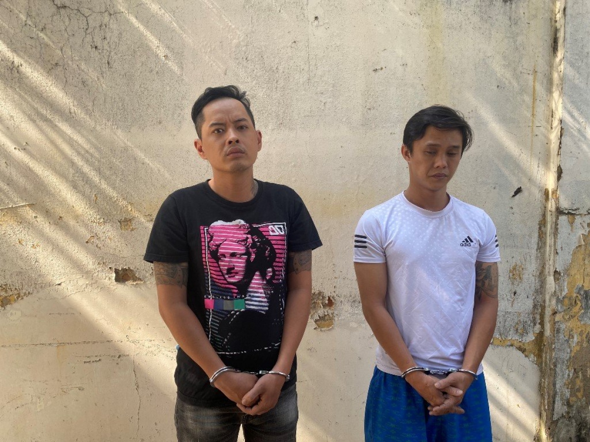 bat giu 2 thanh nien nghi cam sung cuop ngan hang tai tp.hcm hinh anh 1