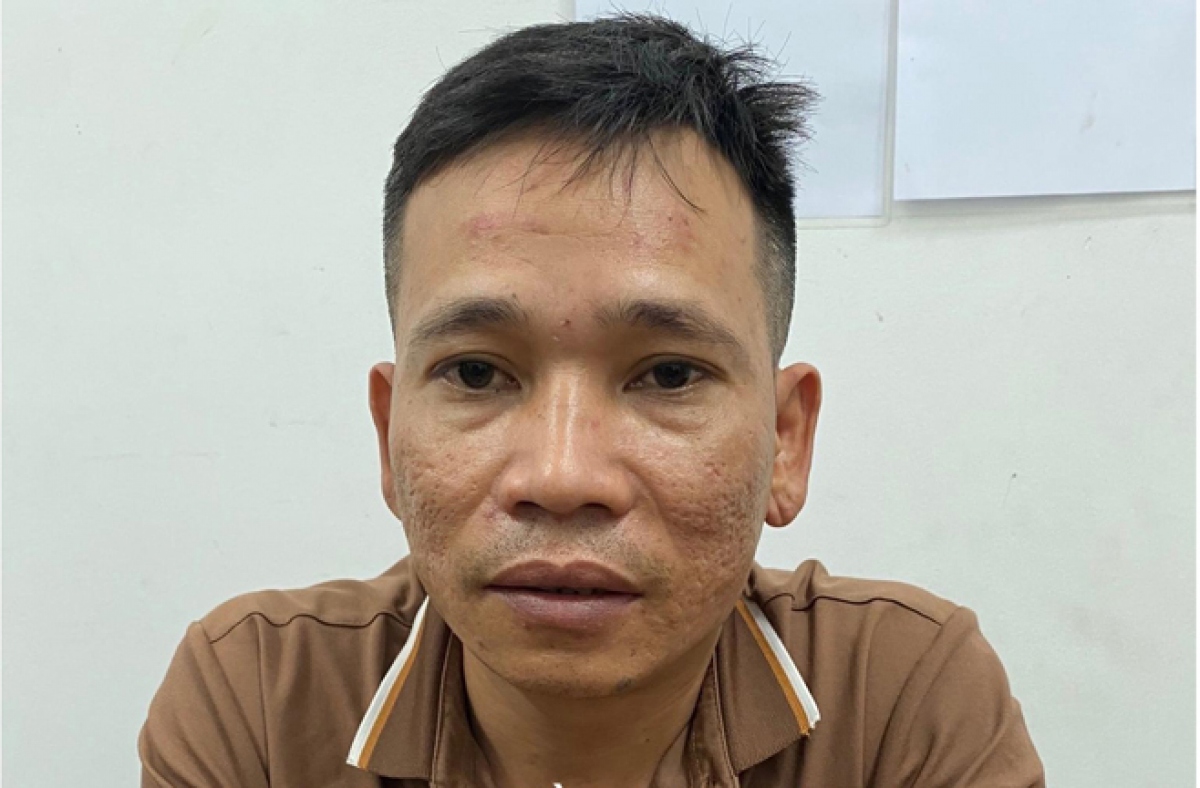 nguoi dan ong tim den cong ty roi ban, danh nu cong nhan hinh anh 2