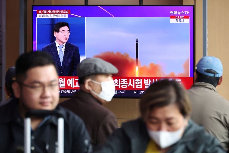 Người dân Hàn Quốc theo dõi tin tức Triều Tiên phóng tên lửa tại một nhà ga ở Seoul, ngày 13/4/2023. Ảnh: Reuters