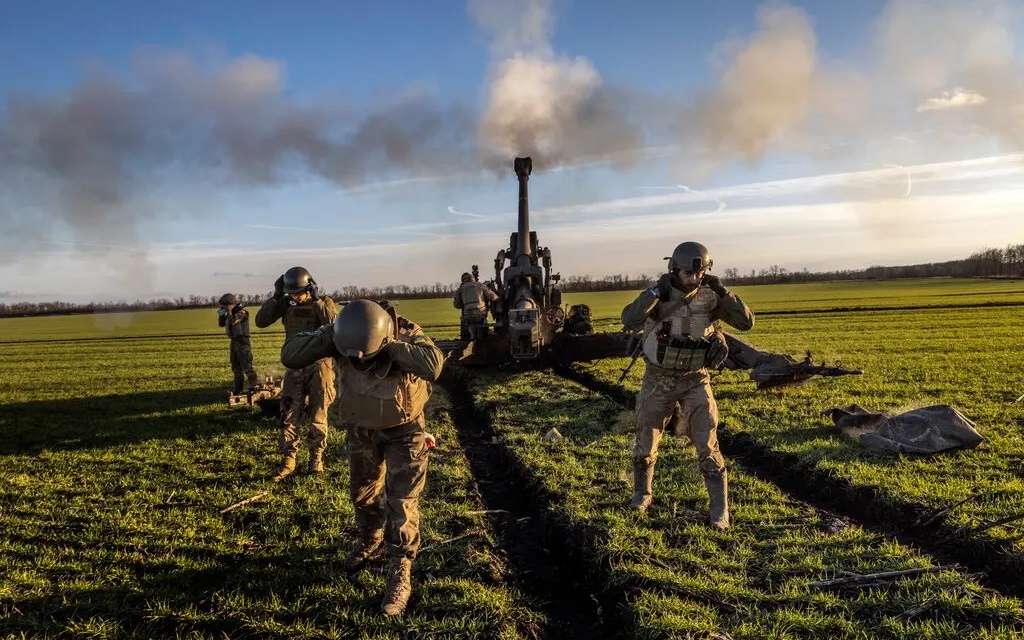 Khẩu đội pháo Ukraine khai hỏa. Ảnh: Nytimes.