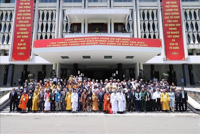 Thủ tướng Phạm Minh Chính chụp ảnh chung với các chức sắc và đại diện các tổ chức tôn giáo tháng 8/2022. Ảnh: Dương Giang/TTXVN