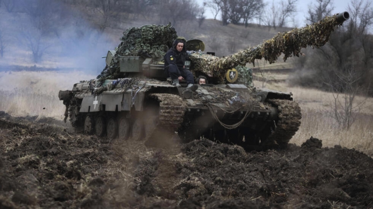 Xe tăng Ukraine tại một căn cứ quân sự ở Zaporizhzhia, ngày 16/3/2023. Ảnh: AP