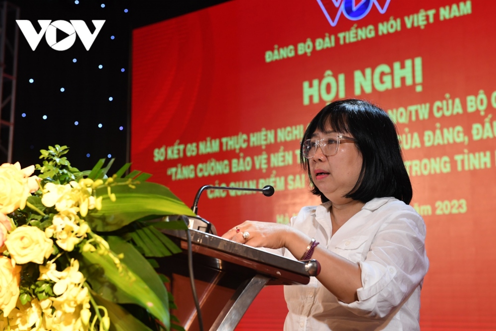 Nhà báo Vũ Hồ Điệp - đại diện Đảng bộ Ban Thời sự VOV1 trình bày tham luận tại hội nghị với chủ đề "Tăng cường bảo vệ nền tảng tư tưởng của Đảng, đấu tranh phản bác quan điểm sai trái, thù địch lồng ghép trong các chương trình thời sự của VOV". 