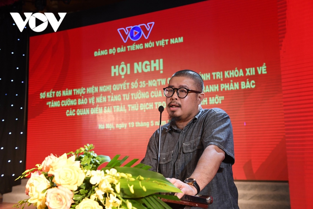 Nhà báo Trần Nhật Minh - Trưởng ban Văn học nghệ thuật (VOV6) trình bày tham luận với chủ đề "Tăng cường bảo vệ nền tảng tư tưởng của Đảng, đấu tranh phản bác quan điểm sai trái thông qua các tác phẩm văn học nghệ thuật trên làn sóng VOV". 