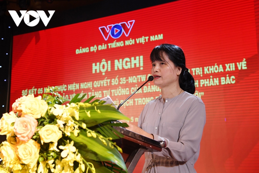 Nhà báo Bùi Hương Giang, đại diện Đảng bộ Báo Điện tử VOV trình bày tham luận với chủ đề "Tận dụng truyền thông đa phương tiện để tăng cường bảo vệ nền tảng tư tưởng của Đảng, đấu tranh phản bác quan điểm sai trái". 