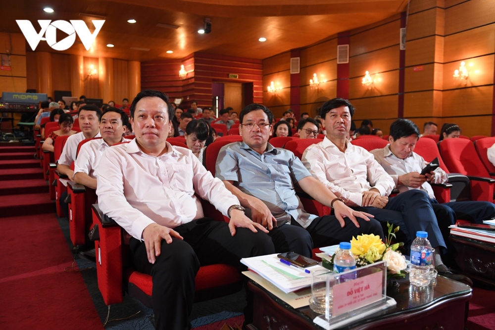 Phó Bí thư Đảng ủy Khối các cơ quan Trung ương Đỗ Việt Hà (bìa trái) và các vị lãnh đạo Đài Tiếng nói Việt Nam tại hội nghị