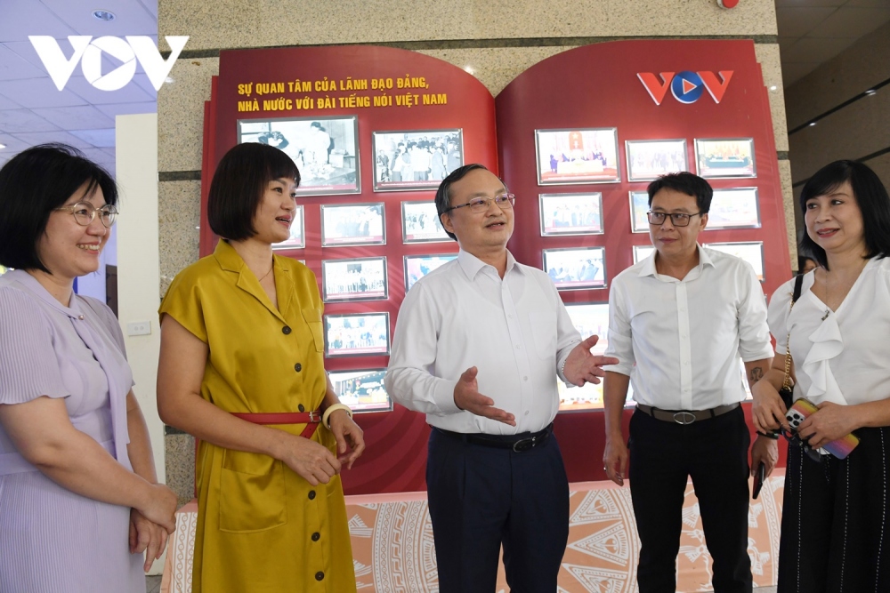 Tổng Giám đốc VOV Đỗ Tiến Sỹ cùng các đại biểu trao đổi bên lề hội nghị.